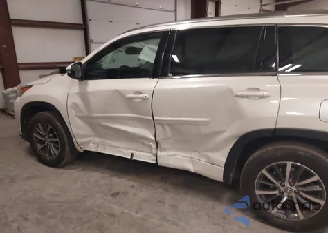2018 Toyota Highlander Xle z USA, uszkodzony, nr VIN 5TDJZRFH3JS547970
